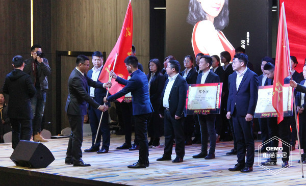 公司董事長親授戰旗