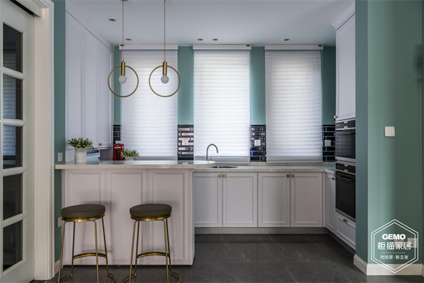 定制家具是當(dāng)下消費(fèi)者選擇家裝的重要方式，熱度更是一直持續(xù)，定制家具有很多優(yōu)勢，當(dāng)然也有一些細(xì)節(jié)消費(fèi)者要特別注意，